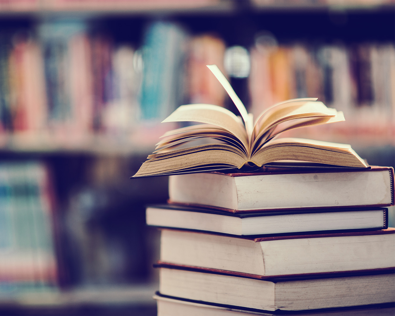 stos książek w bibliotece