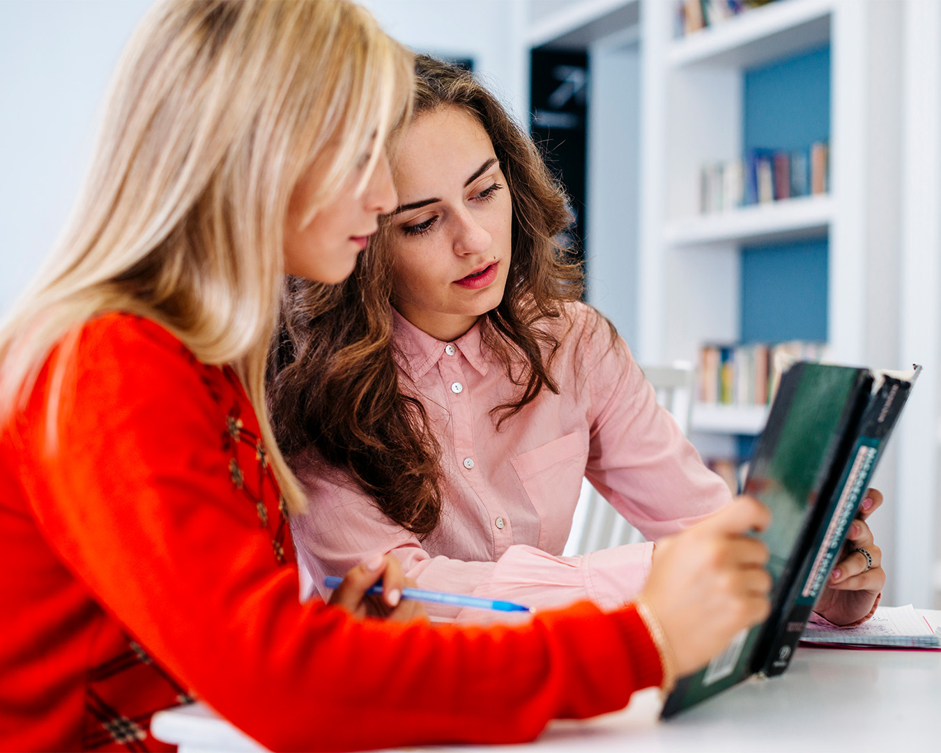 2 kobiety czytające książkę