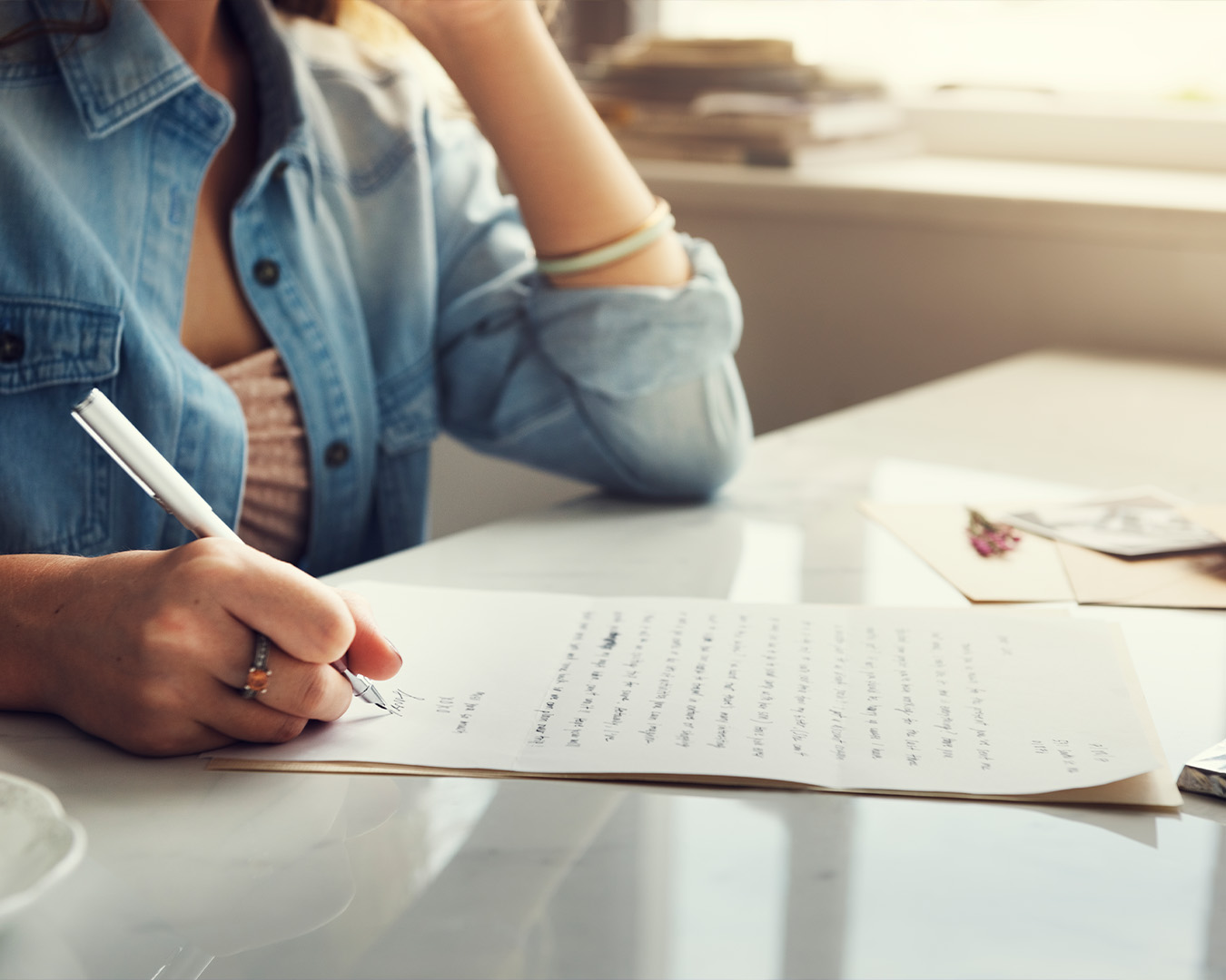 kobieta pisząca list